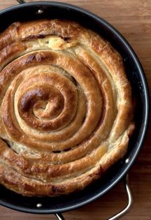 Easy filled coiled pastry (Lesna banitsa so sirenje)