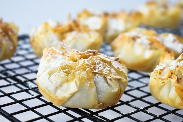 Easy filo apple crumble pies 