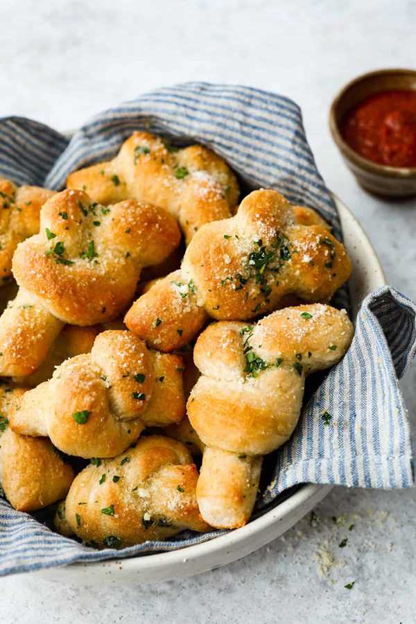 Easy homemade garlic knots