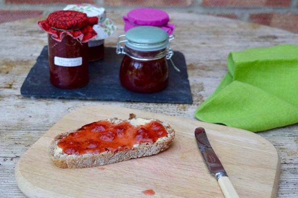Easy homemade strawberry jam