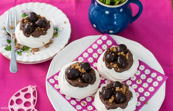 Easy meringue nests with quark chocolate mousse