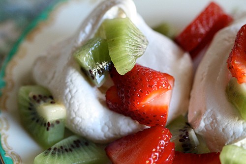 Easy meringues with fresh strawberry and kiwi