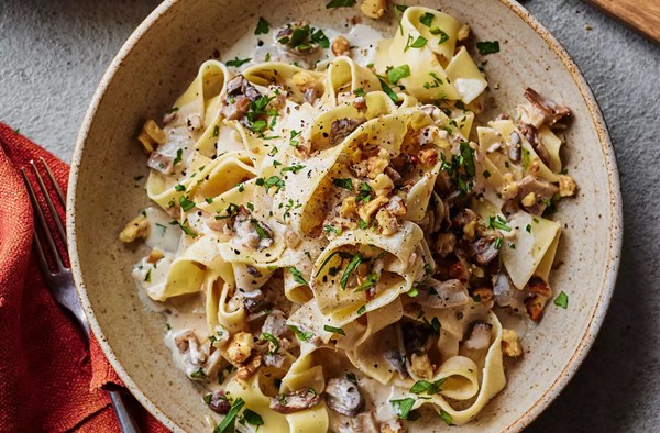 Easy mushroom, soft cheese & walnut pasta