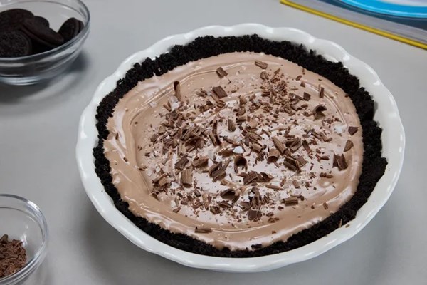 Easy no-bake milk chocolate pie 