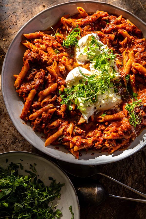 Easy one pot spicy tomato basil pesto pasta