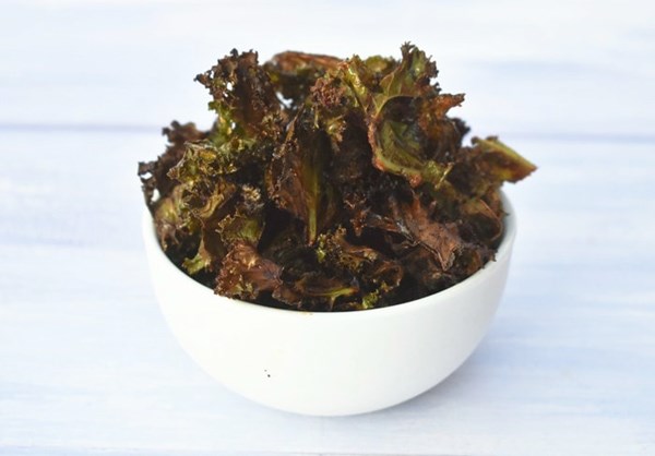 Easy paprika kale chips