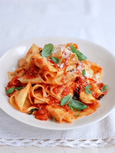 Easy pasta strips with quick tomato sauce