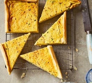 Easy pesto, cheese & pea tart