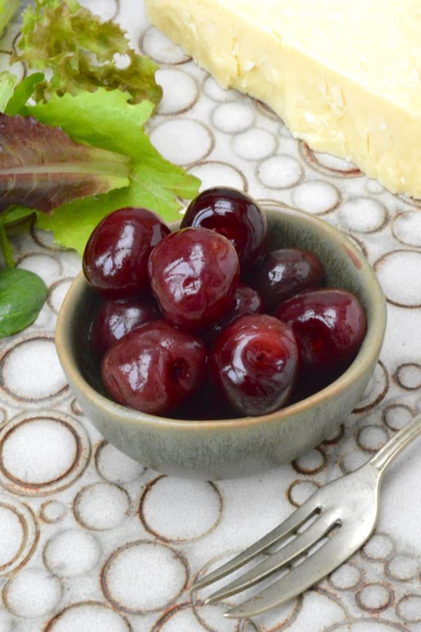 Easy pickled cherries