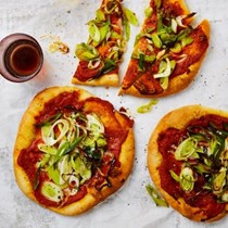 Easy pizzette with romesco sauce and leeks