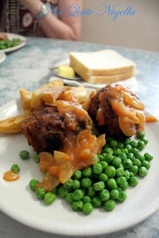 Easy rissoles with sweet and sour onions