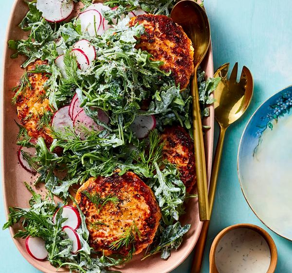 Easy salmon cakes with arugula salad