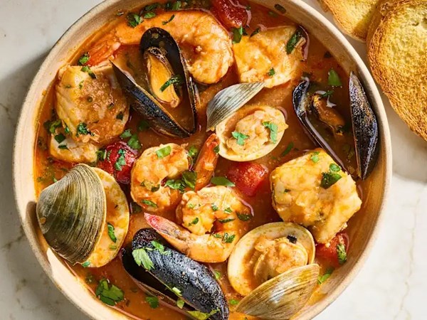 Easy seafood stew (Cioppino) 
