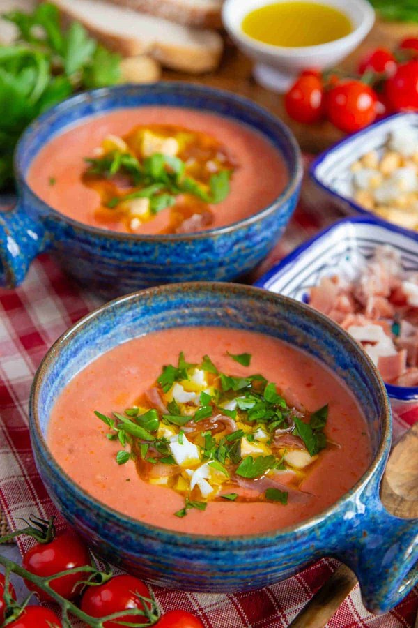 Easy Spanish cold tomato soup (Salmorejo)