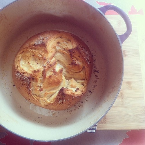 Easy spicy garlic bread in a pot