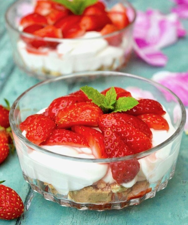 Easy strawberries and cream dessert