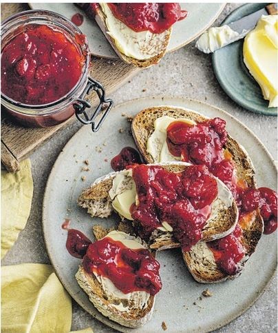 Easy strawberry & vanilla jam