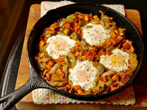 Easy sweet potato and pepper hash with eggs
