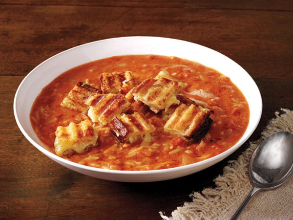 Easy tomato soup and grilled cheese croutons