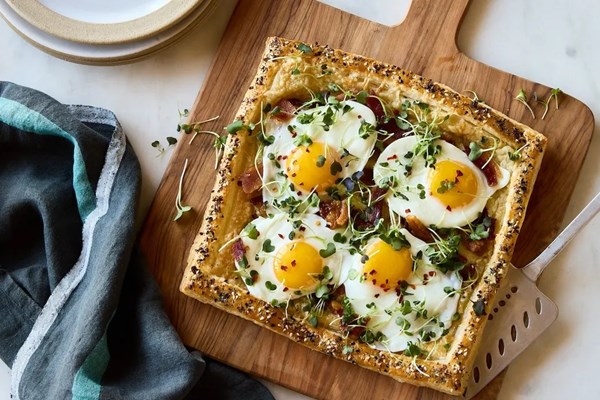 Egg and bacon puff pastry tart