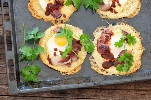 Egg and bacon tacos