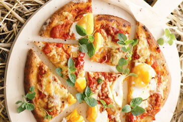 Egg and roast red pepper pizza