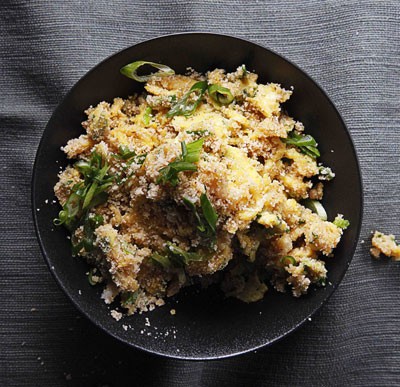 Egg and scallions with toasted cassava flour (Farofa de ova e cebolinha)