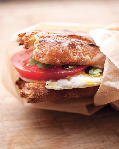 Egg-and-tomato breakfast sandwich to go