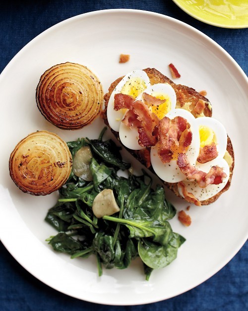 Egg-bacon toasts with onions and spinach