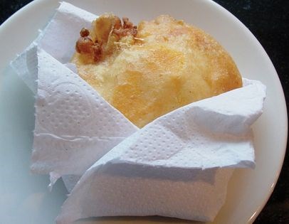 Egg-filled arepas (Arepas con huevo)