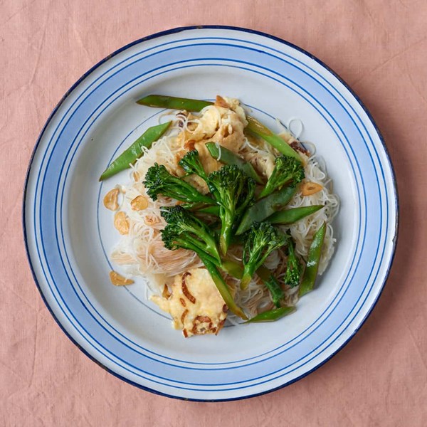 Egg-fried noodles with broccoli and runner beans