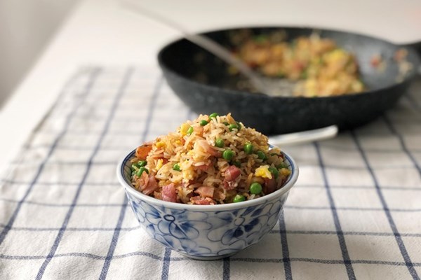 Egg-fried rice with smoked bacon and peas 