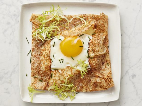 Egg, ham and Brie crêpe pocket