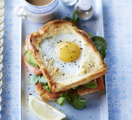 Egg-in-the-hole salmon & avocado toastie 