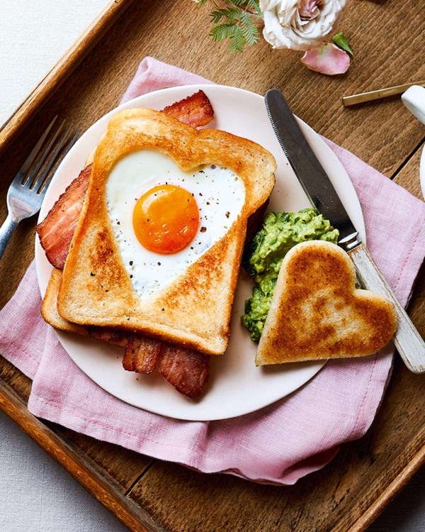 Egg-in-the-hole with bacon and avocado 