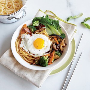 Egg noodle stir-fry with broccoli