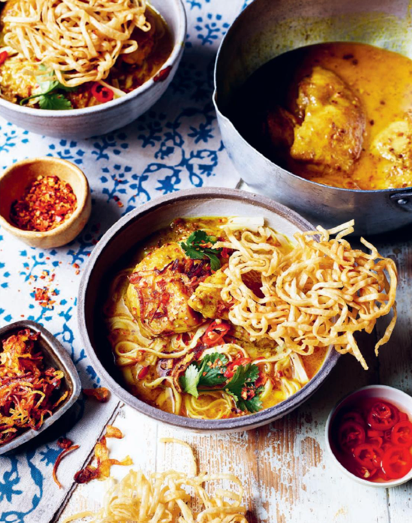 Egg noodle stir fry with chicken (Khao soi)