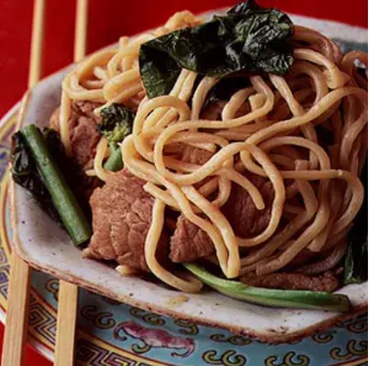 Egg noodles with beef and Chinese broccoli (Lo mian)