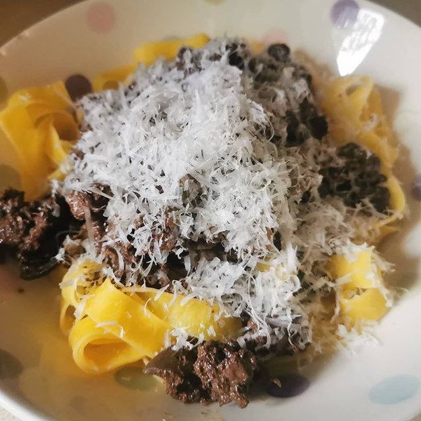 Egg noodles with chicken livers (Tagliatelle con fegatini)