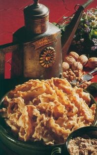 Egg noodles with walnut sauce (Pappardelle al sugo di noci)