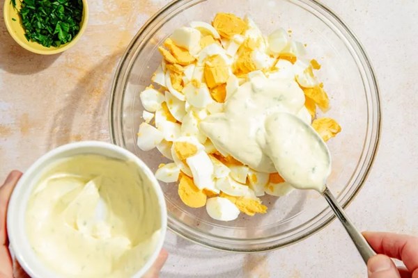 Egg salad and chive mayonnaise 