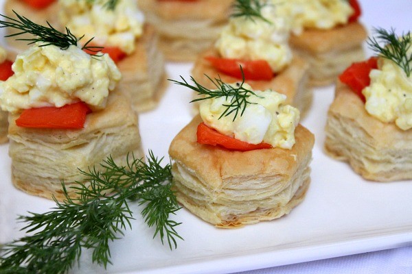 Egg salad cups with smoked salmon and dill