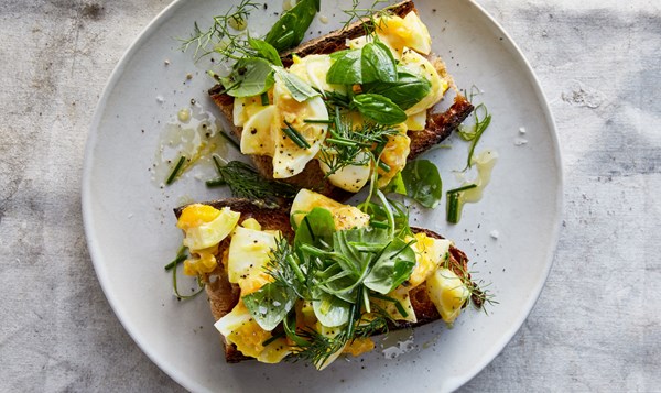 Egg salad tartines with mixed herbs