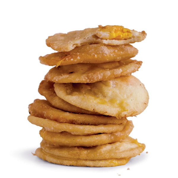 Egg-stuffed corn cakes (Arepas de huevo)