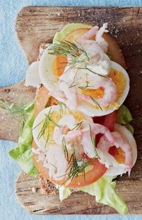 Egg, tomato and prawn open sandwiches (Æggemad smørrebrød)