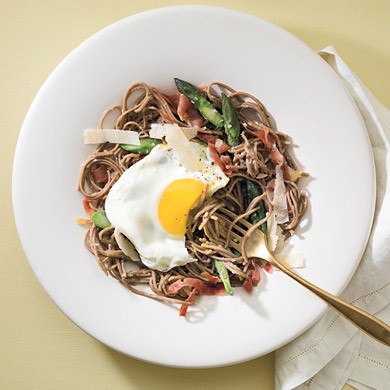 Egg-topped soba noodles with asparagus and prosciutto