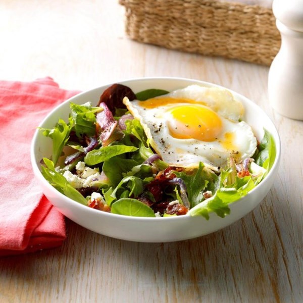 Egg-topped wilted salad 