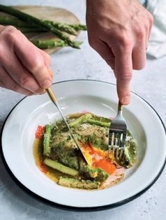 Egg yolk raviolo with asparagus and brown butter (Raviolo all'uovo con asparagi e burro noisette)