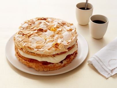 Eggnog meringue cake