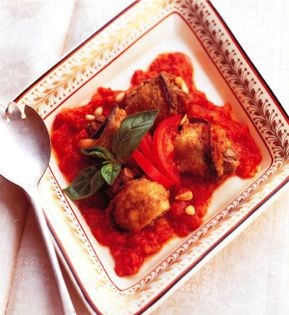 Eggplant rolls with tomato sauce (Yaprakes de berenjena)